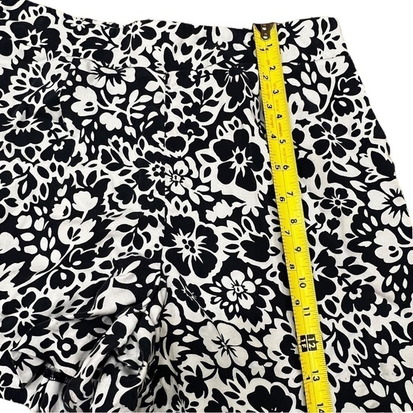 ANN Taylor LOFT Outlet  Women’s Navy & White Floral  Shorts, Size 2 - Picture 6 of 7